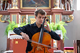 Participants concert in the church St. Martin: Jonas Campos-Siebeck, violincello